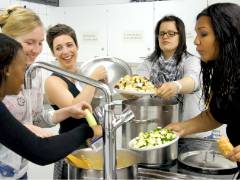 Junge Frauen kochen gemeinsam