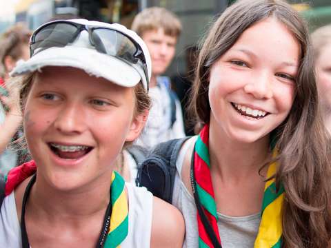 Jugendliche lachen in die Kamera